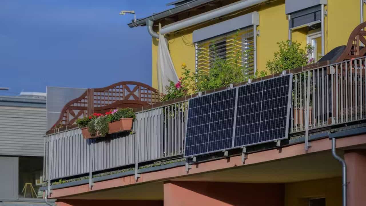 Plug-in Solar Panel for home